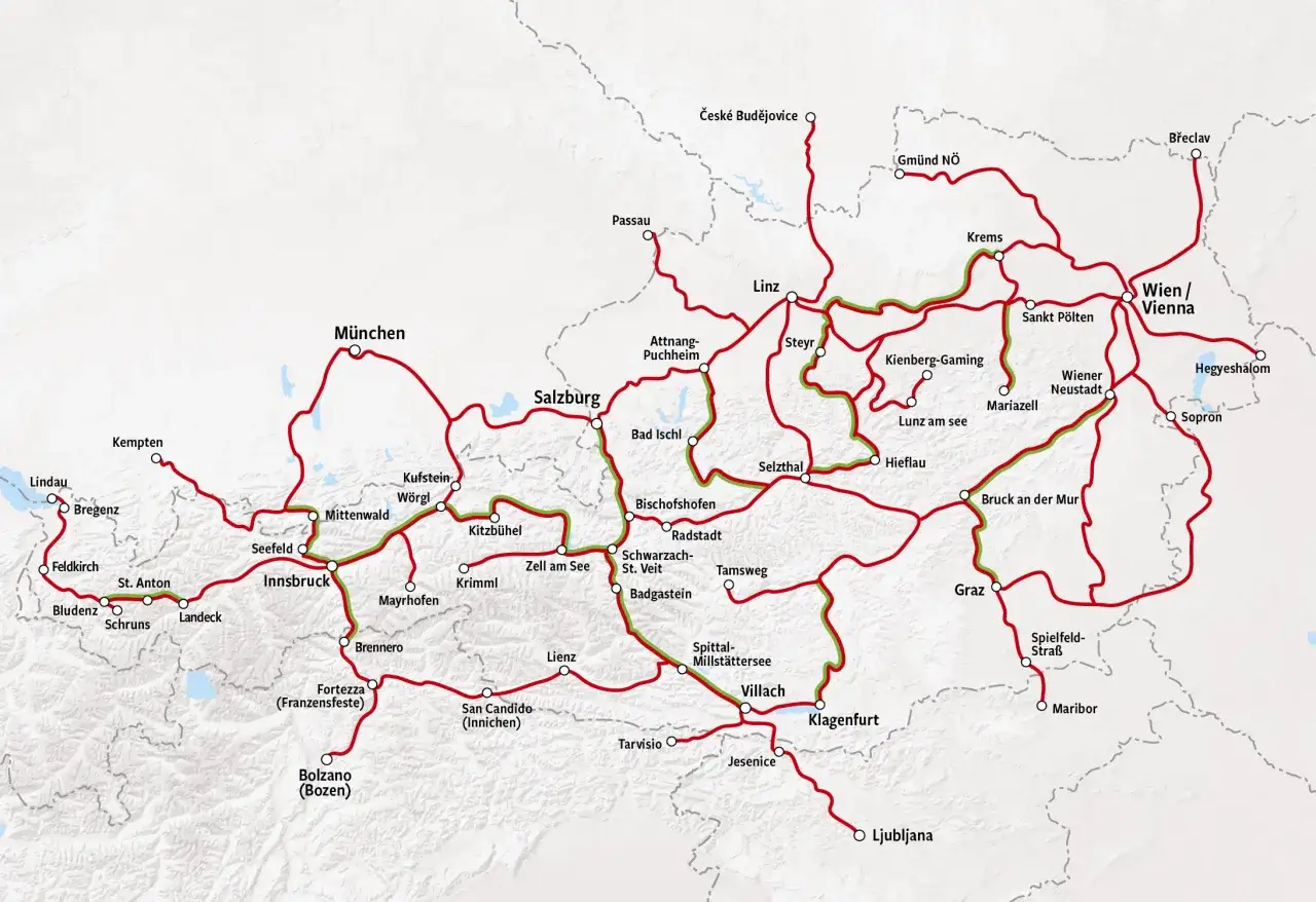 Mapa kolejowa Austrii z zaznaczonymi trasami. Widać połączenia z Monachium, Salzburga, Innsbrucka i Villach do Wiednia.