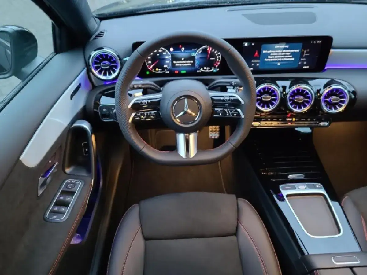 Wnętrze Mercedes A250 z podświetlanymi nawiewami i nowoczesnym kokpitem.