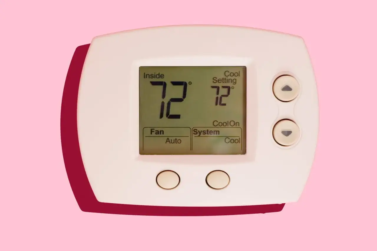 Termostato digital mostrando 72 grados, ideal para mantener la temperatura perfecta con el aire acondicionado.