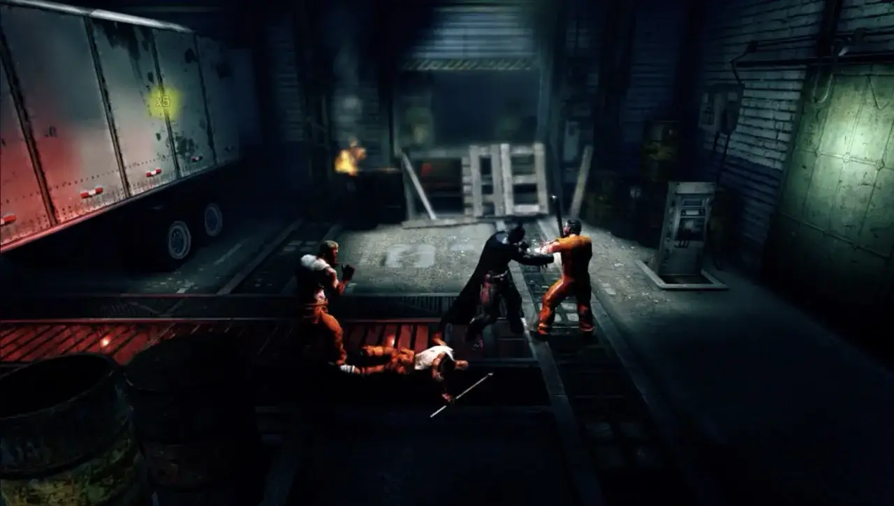 Batman walczy z więźniami w mrocznym doku, jak w grze Batman Arkham Origins. Jeden z nich leży pokonany.