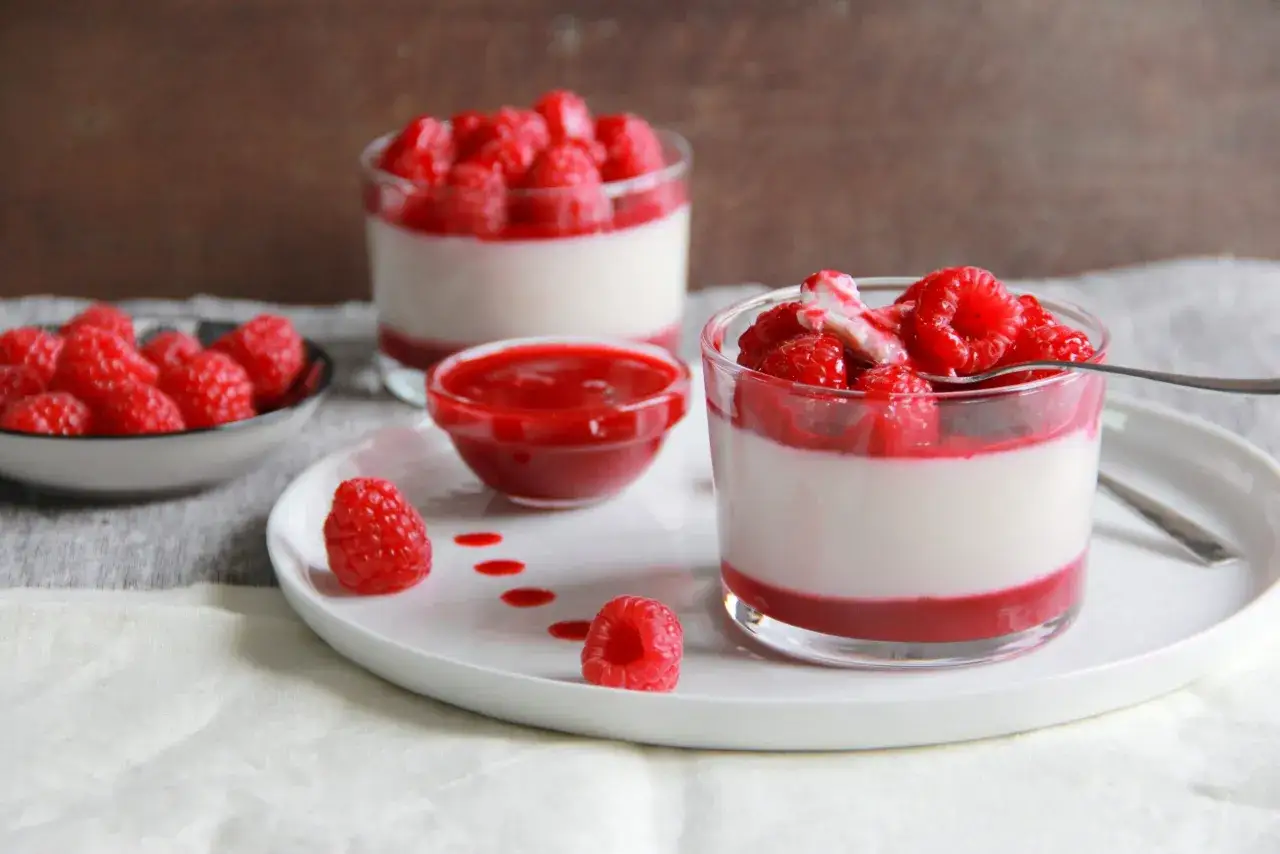 D&eacute;licieuse recette panna cotta lait avec coulis de framboises et fruits frais. Un dessert onctueux et fruit&eacute;.