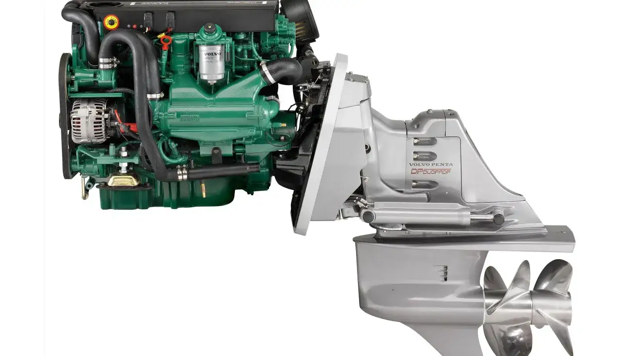 Gr&ouml;n Volvo D3 motor kopplad till ett silverf&auml;rgat drev med DuoProp-propellrar. Kraftfull marinmotor redo f&ouml;r sj&ouml;n.