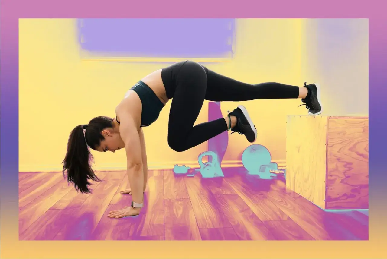 Frau macht Mountain Climbers als Teil ihres HIIT Trainings. Sie ist in einer Plank-Position, ein Bein angewinkelt, das andere gestreckt.