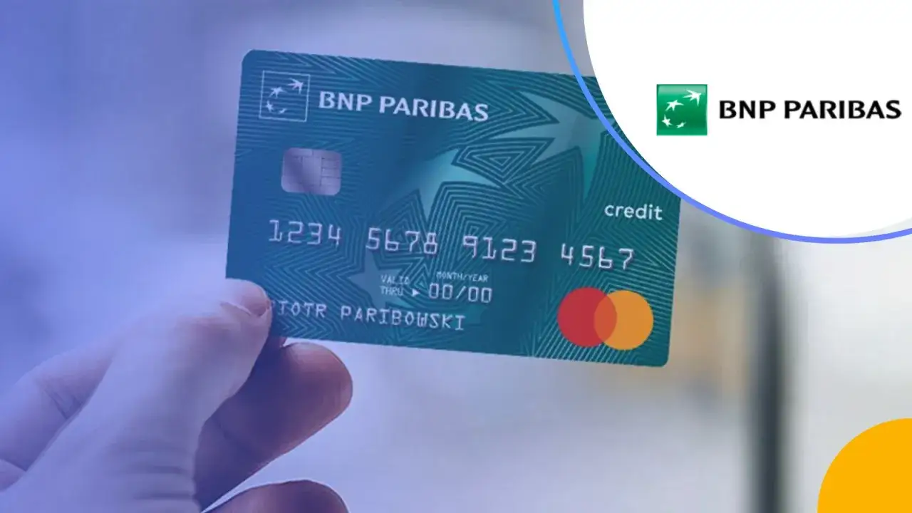 Dłoń trzyma zieloną kartę kredytową BNP Paribas. Dowiedz się, jak założyć kartę kredytową.