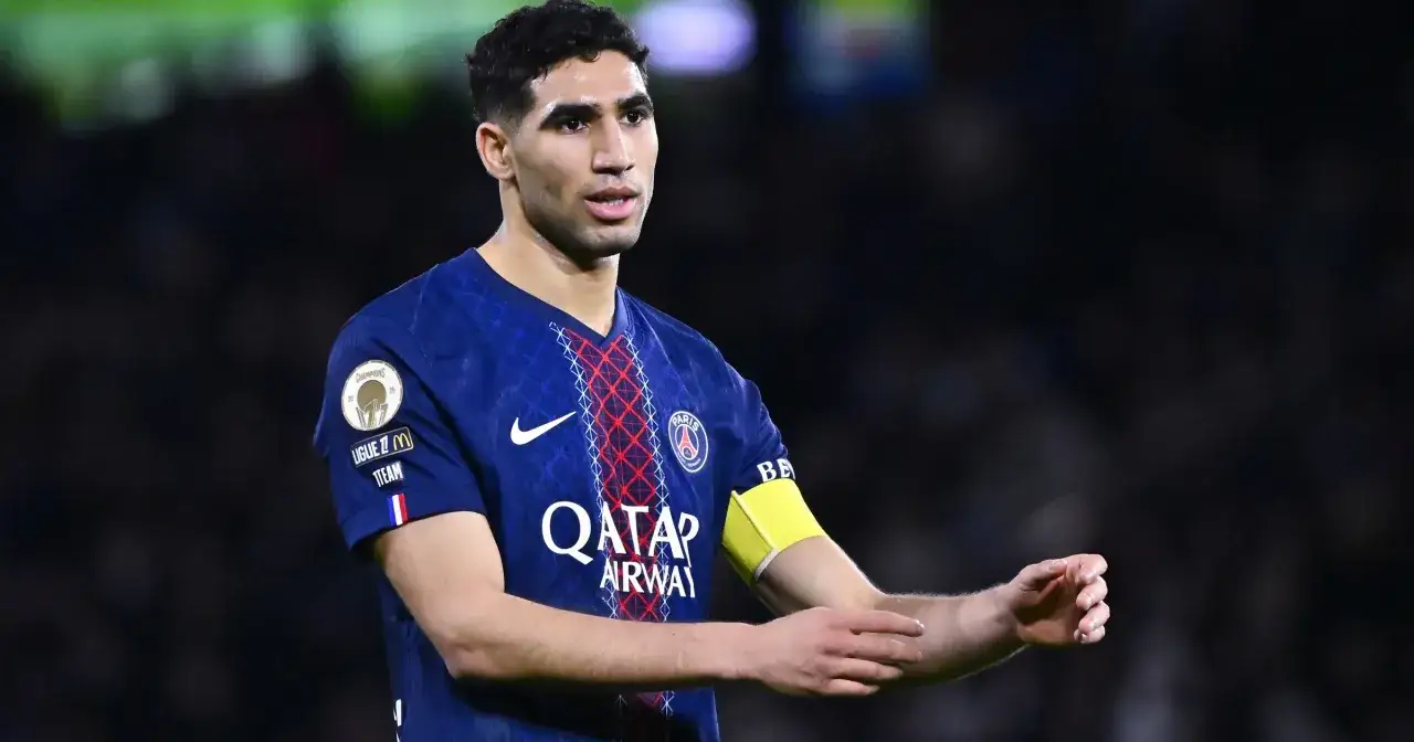 Achraf Hakimi w koszulce PSG, jednej z jego obecnych drużyn, z opaską na ramieniu.