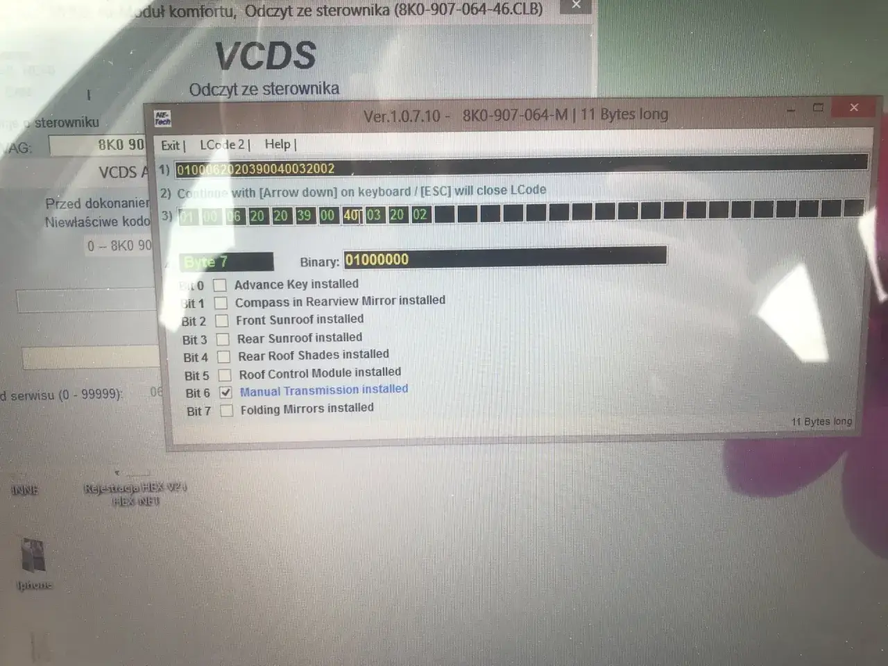 Program VCDS pokazuje opcje sterownika, w tym domykanie szyb z pilota. Zaznaczono 