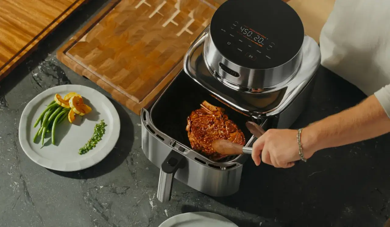 Zobacz, jak działa air fryer: soczysty stek i chrupiące warzywa z fasolki szparagowej gotowe w mgnieniu oka.