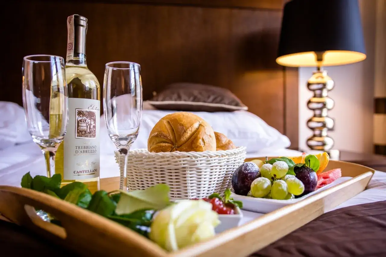 Para na romantycznej kolacji, weekend w spa, jazda sportowym samochodem