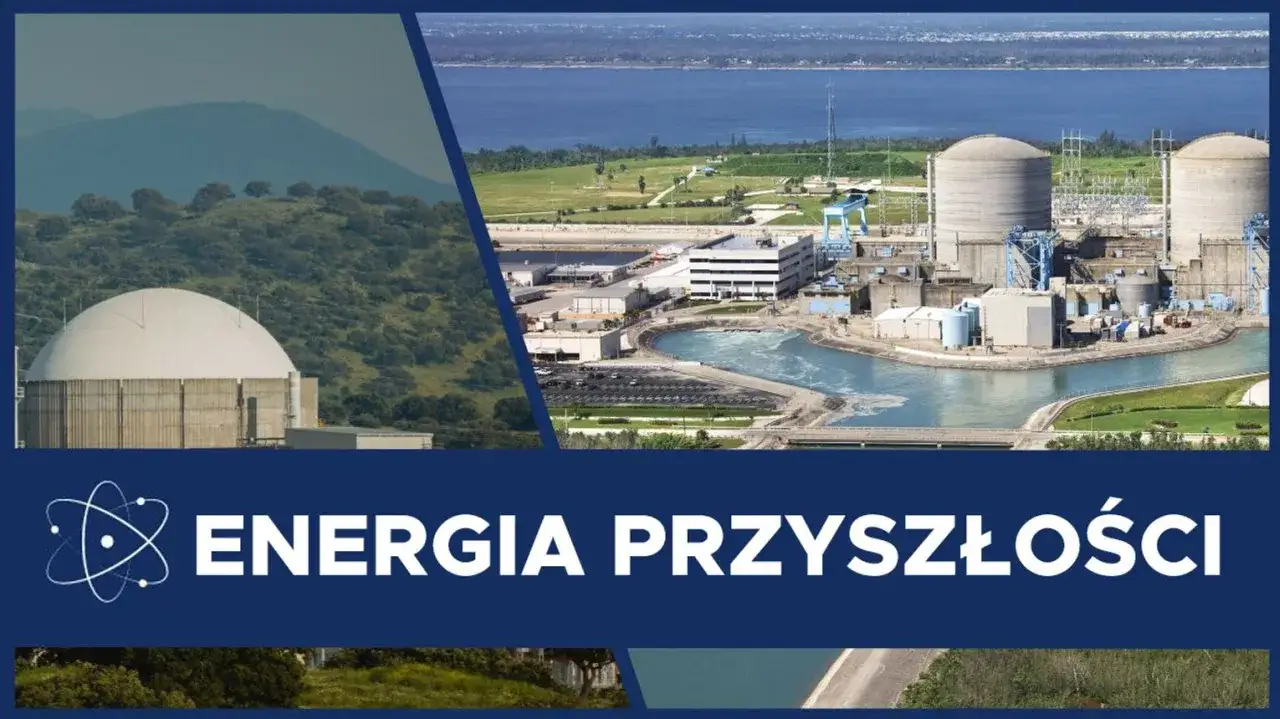 Dwa budynki elektrowni jądrowej z kopułami i chłodniami, otoczone wodą i zielenią. Napis 