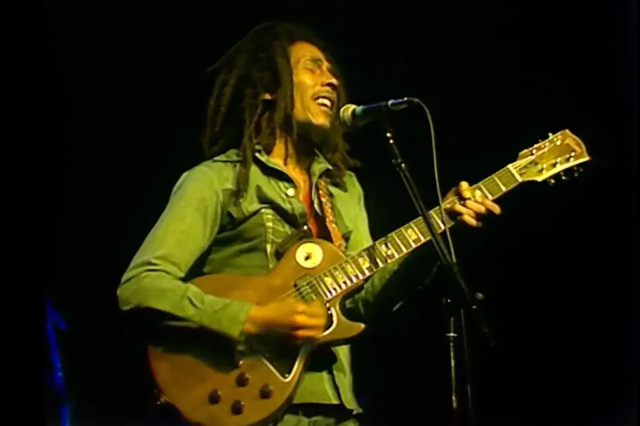 Bob Marley singt und spielt Gitarre, ein Star der Reggae Musik Top 10.
