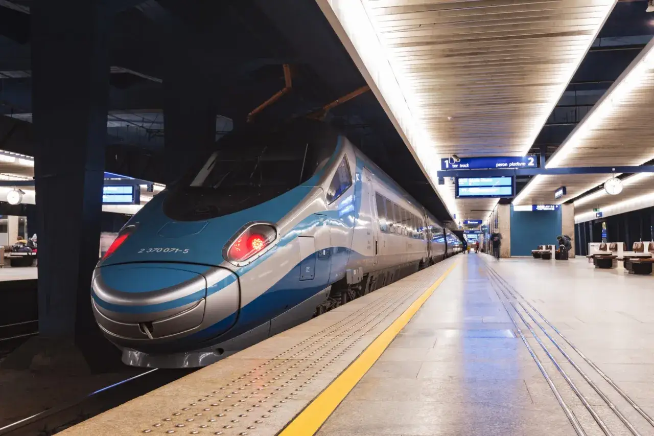 Pendolino Poznań Warszawa na peronie. Nowoczesny pociąg z niebiesko-białą lokomotywą czeka na pasażerów.