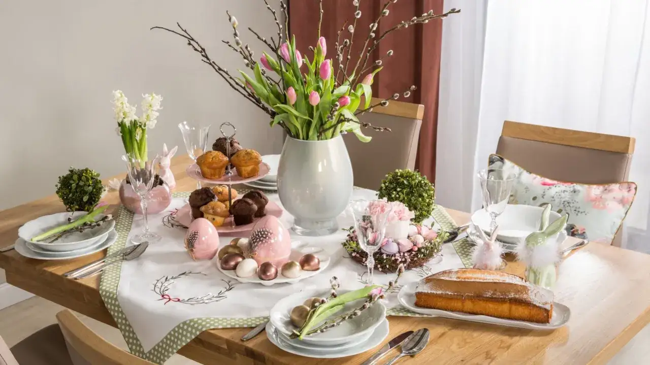 Pięknie nakryty stół na Wielkanoc. Co na obiad wielkanocny? Muffinki, babka, pisanki i tulipany.