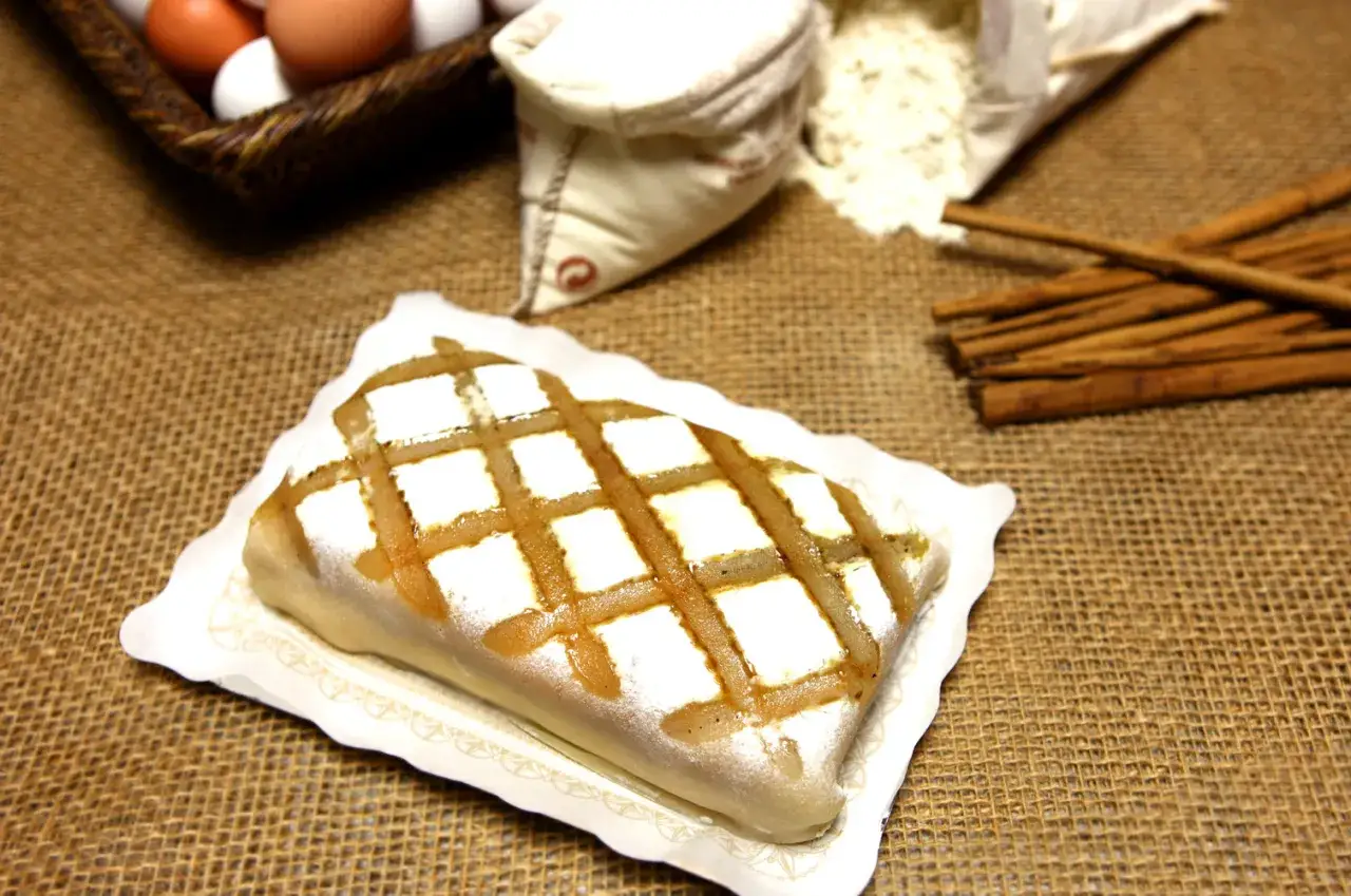 Un delicioso ponche segoviano, con ingredientes como huevos, harina y canela, listo para ser disfrutado.