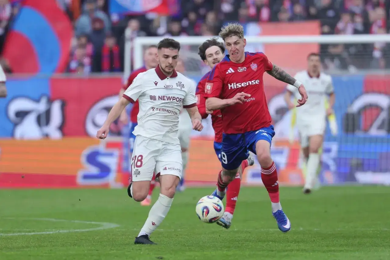 Piłkarze Rakowa Częstochowa i Widzewa Łódź walczą o piłkę na boisku. Intensywny przebieg meczu.