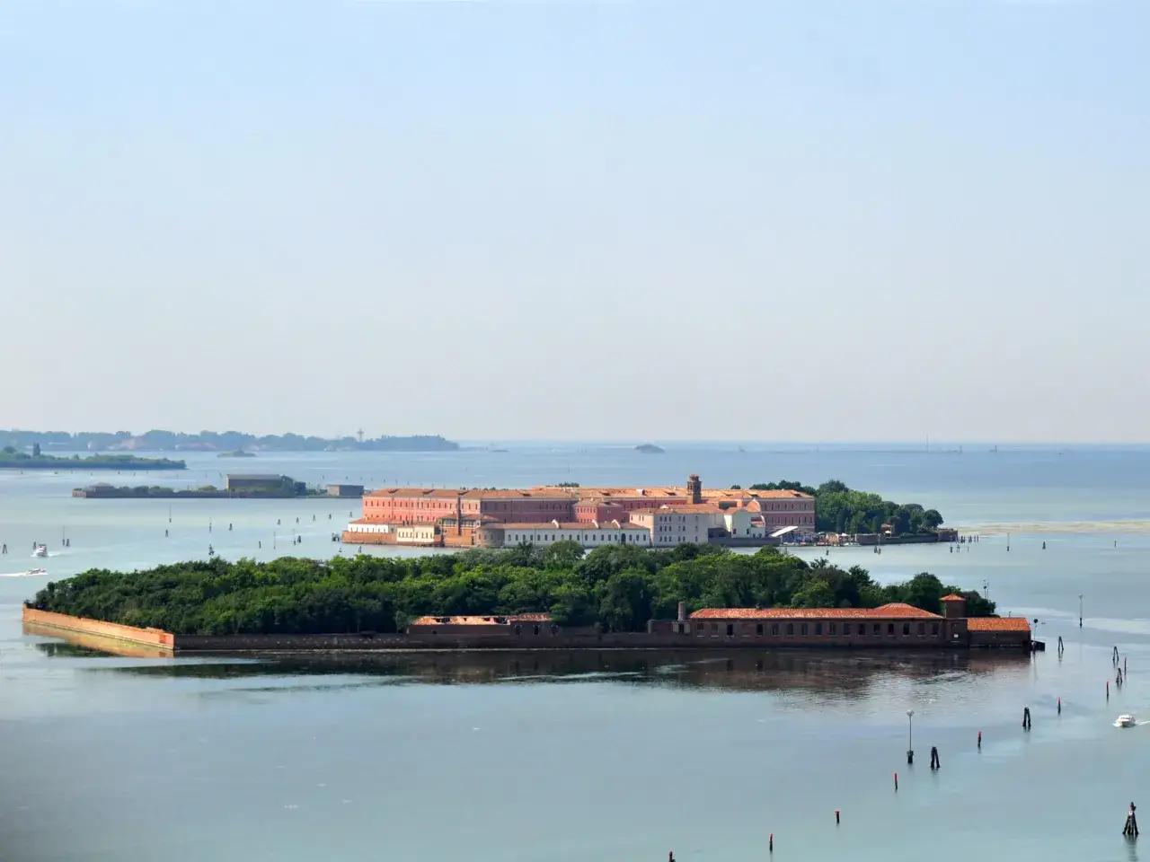 Isole verdi e edifici storici a Venezia, perfette per escursioni in barca.