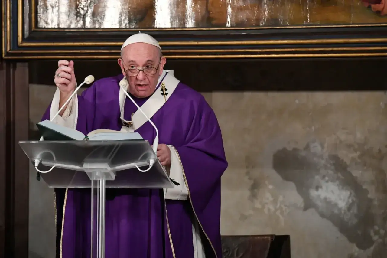 Papież Franciszek w fioletowej szacie, przemijanie i refleksja nad życiem.