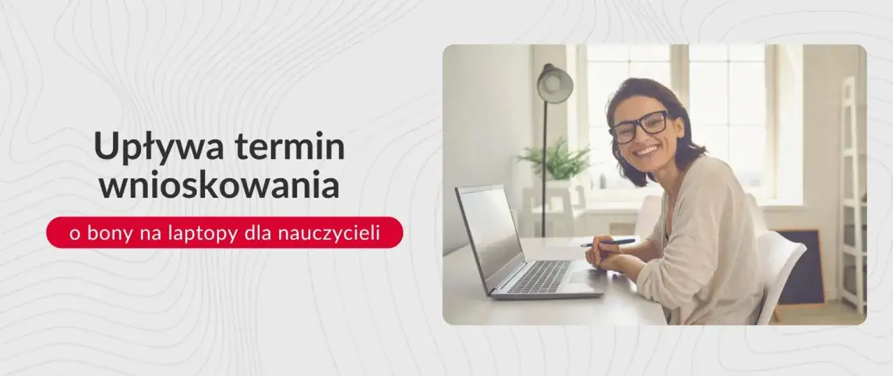 Uśmiechnięta nauczycielka przy laptopie. Upływa termin wnioskowania o bony na laptopy dla nauczycieli.