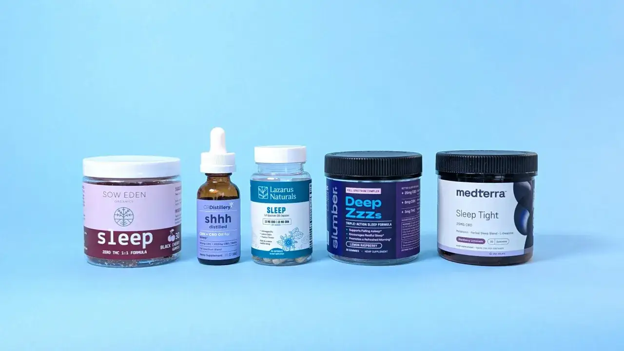 CBD zum Schlafen Test: Verschiedene Produkte wie Gummis und Öle von Sow Eden, CBDistillery, Lazarus Naturals, Slumber und Medterra.