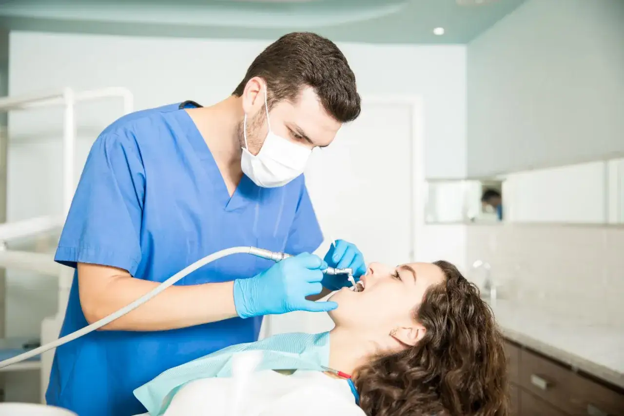 pacjent po wizycie u dentysty drętwienie twarzy