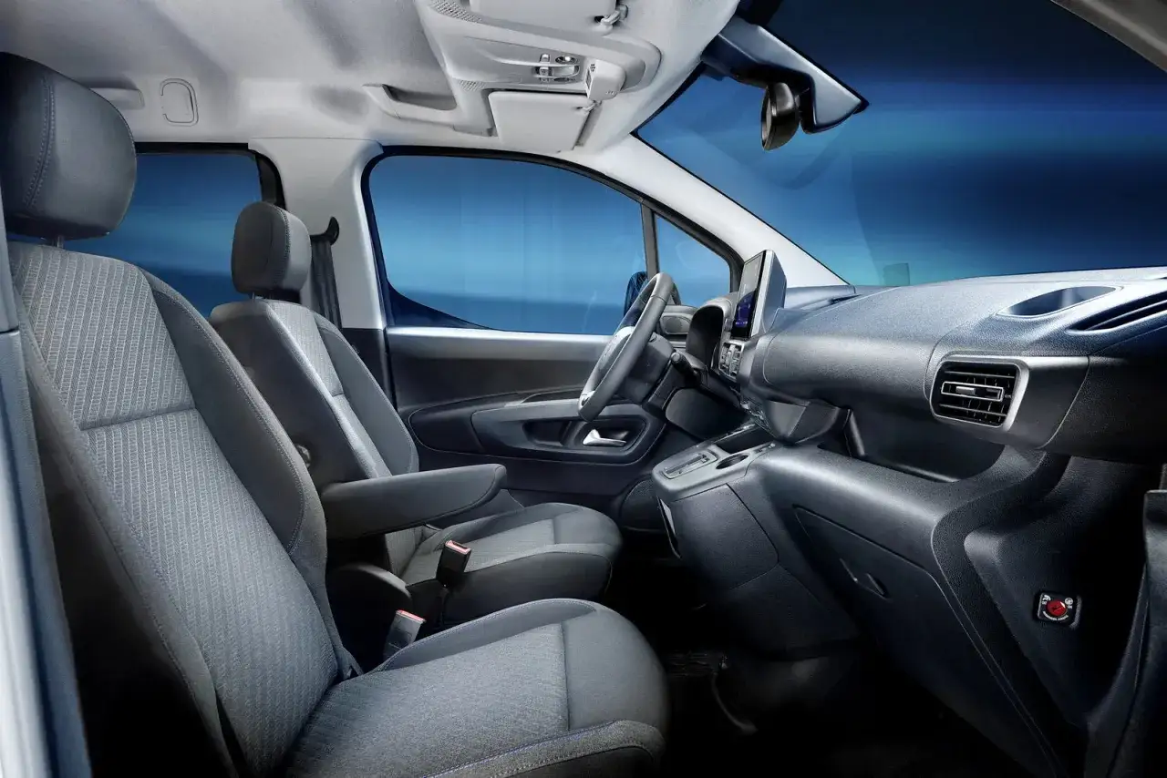 Interni Fiat Dobl&ograve;: sedili comodi, cruscotto moderno con schermo touchscreen e dettagli funzionali.
