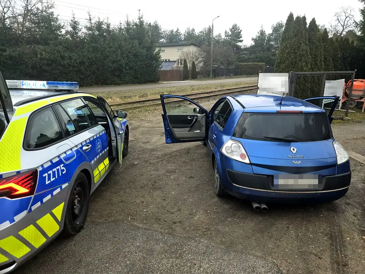 Radiowóz policyjny obok niebieskiego Renault. Kierowca mógł przekroczyć limit, od ilu promili zabierają auto.
