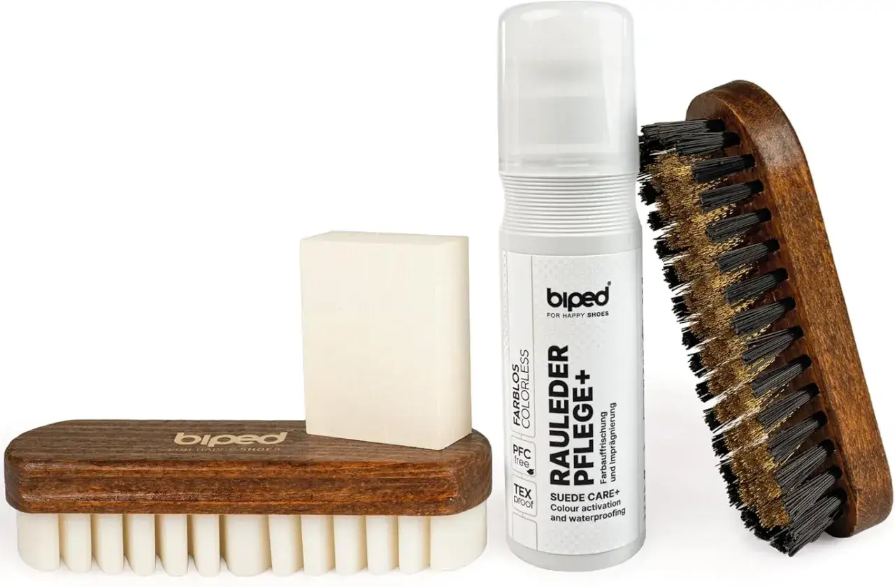 Kit para el cuidado de piel serraje: cepillo de madera, bloque limpiador y spray protector.