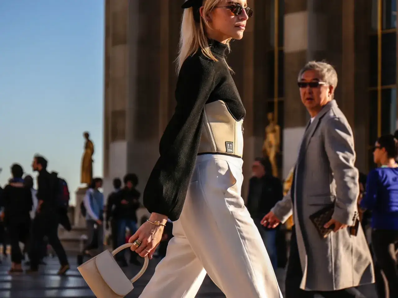 Donna con outfit elegante, borsa chic e gioielli. Un esempio di consulenza moda per un look impeccabile.