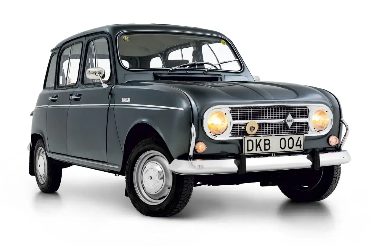 En m&ouml;rkgr&aring; Renault 4, en klassisk bil med rundade former och kromdetaljer, st&aring;r redo f&ouml;r en resa.