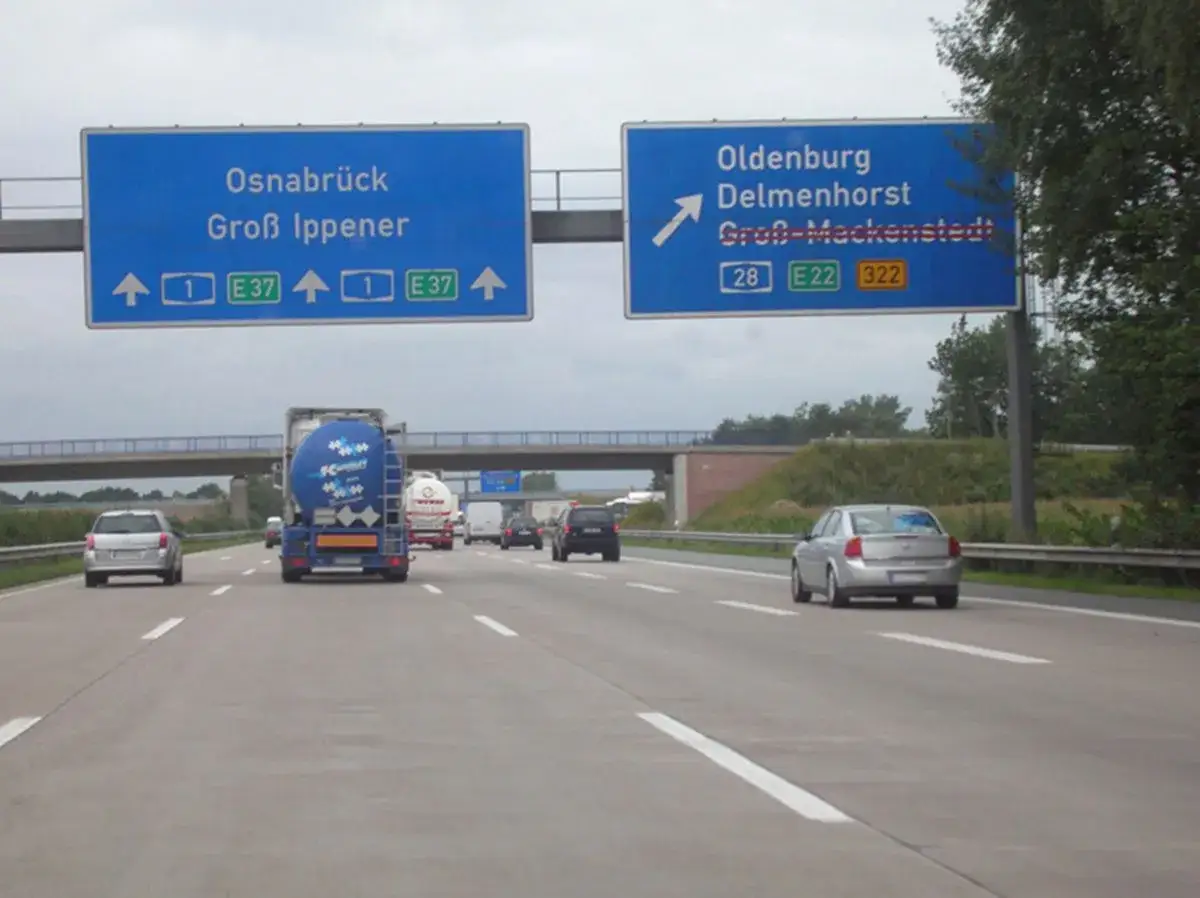 Jadąc autostradą w Niemczech, widzimy znaki drogowe do Osnabrück i Oldenburga. Czy drogi w Niemczech są płatne? Nie, autostrady są bezpłatne dla samochodów osobowych.