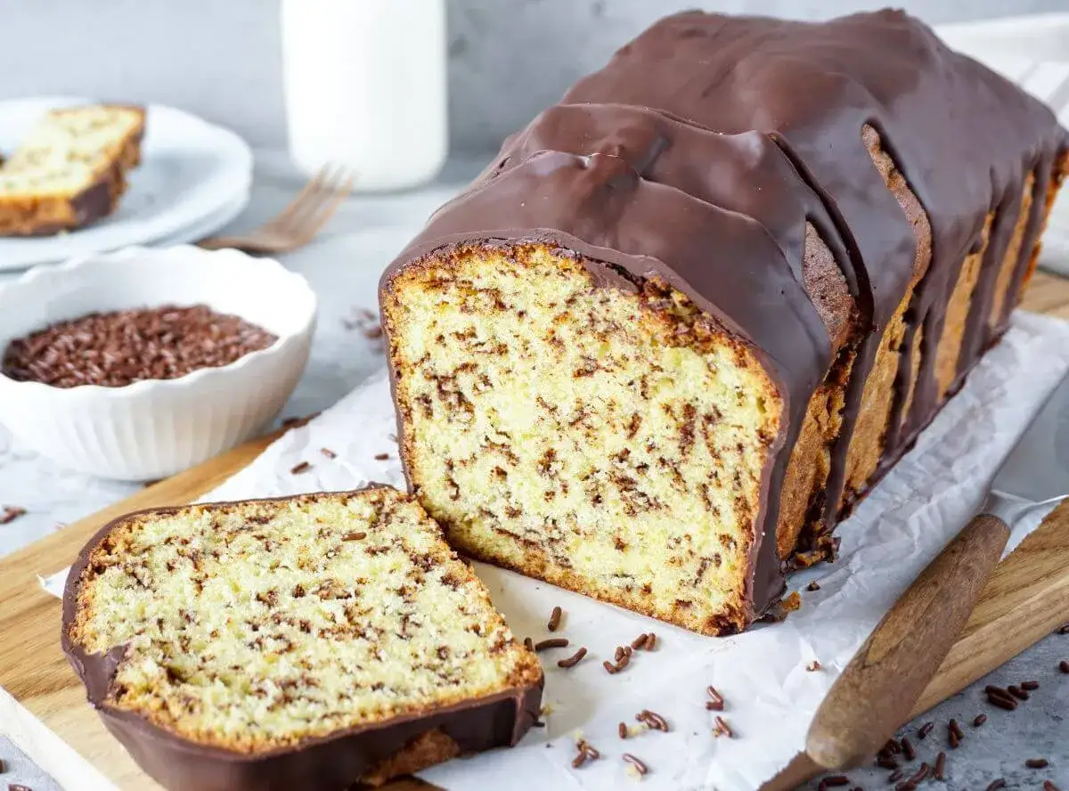 Schokoladenkuchen mit Schokoglasur und Streuseln. Perfekt für einfache Kuchen Rezepte.