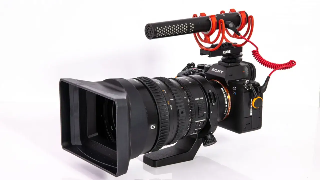 C&aacute;mara Sony a7s III con lente grande, parasol y micr&oacute;fono R&Oslash;DE. Lista para filmar.