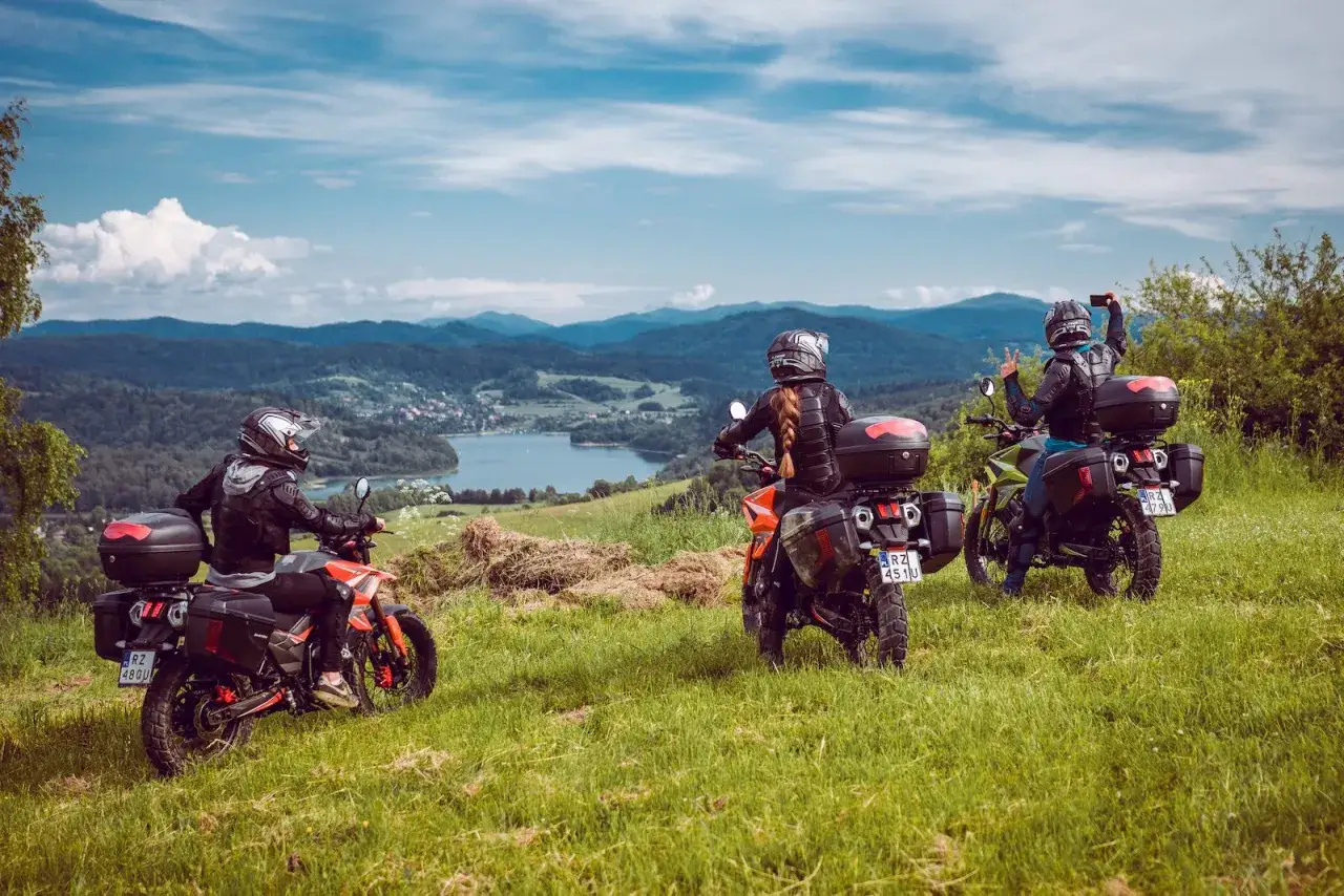 Trzy motocyklistki na tle zielonych wzgórz nad Soliną. Wspaniała trasa widokowa.