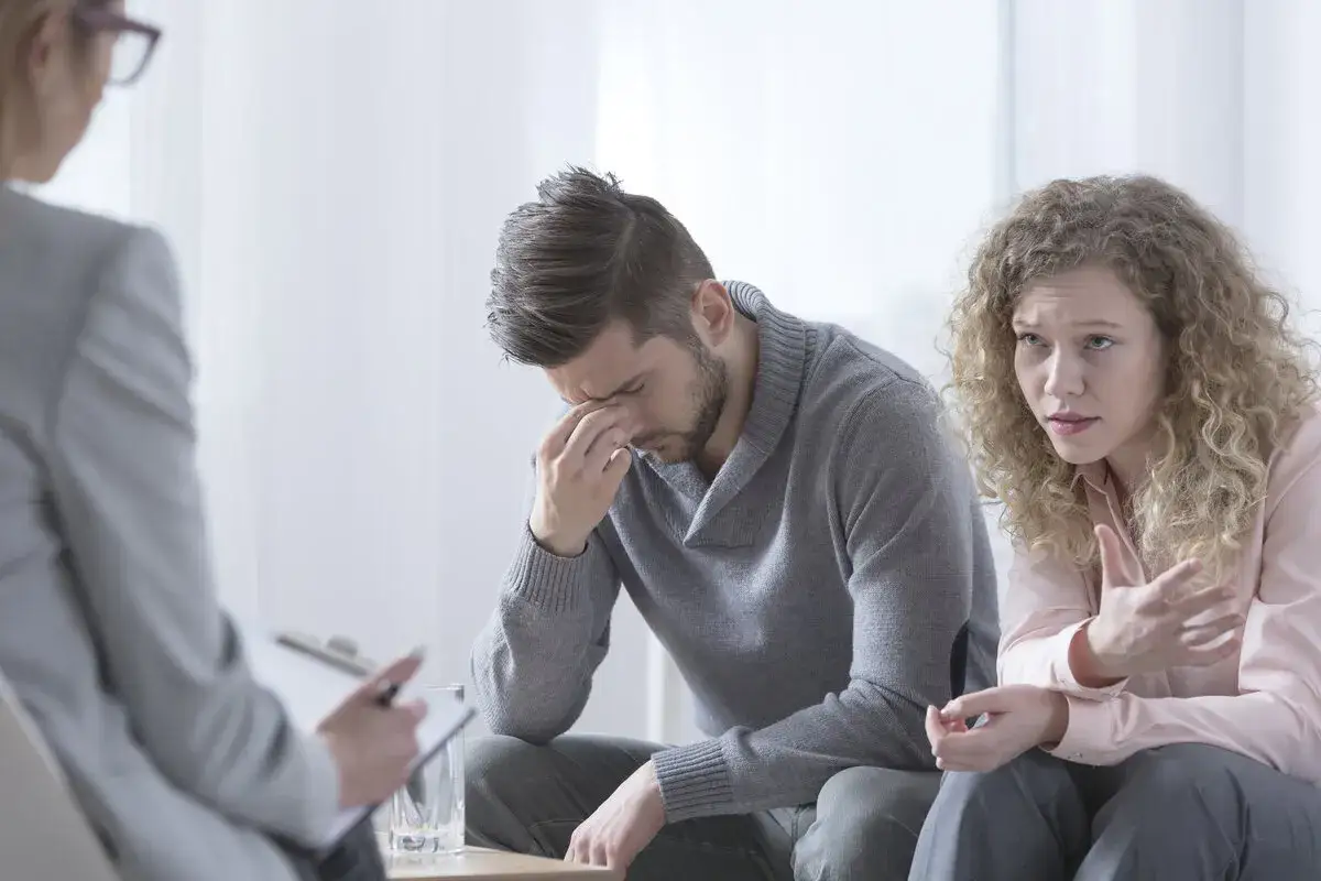 Para na terapii rozmawiająca z psychologiem