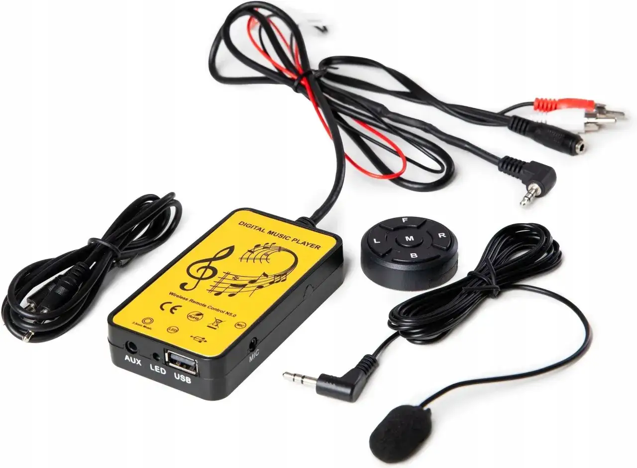 Zestaw do dołożenia bluetooth do radia samochodowego: moduł, pilot, mikrofon i kable.