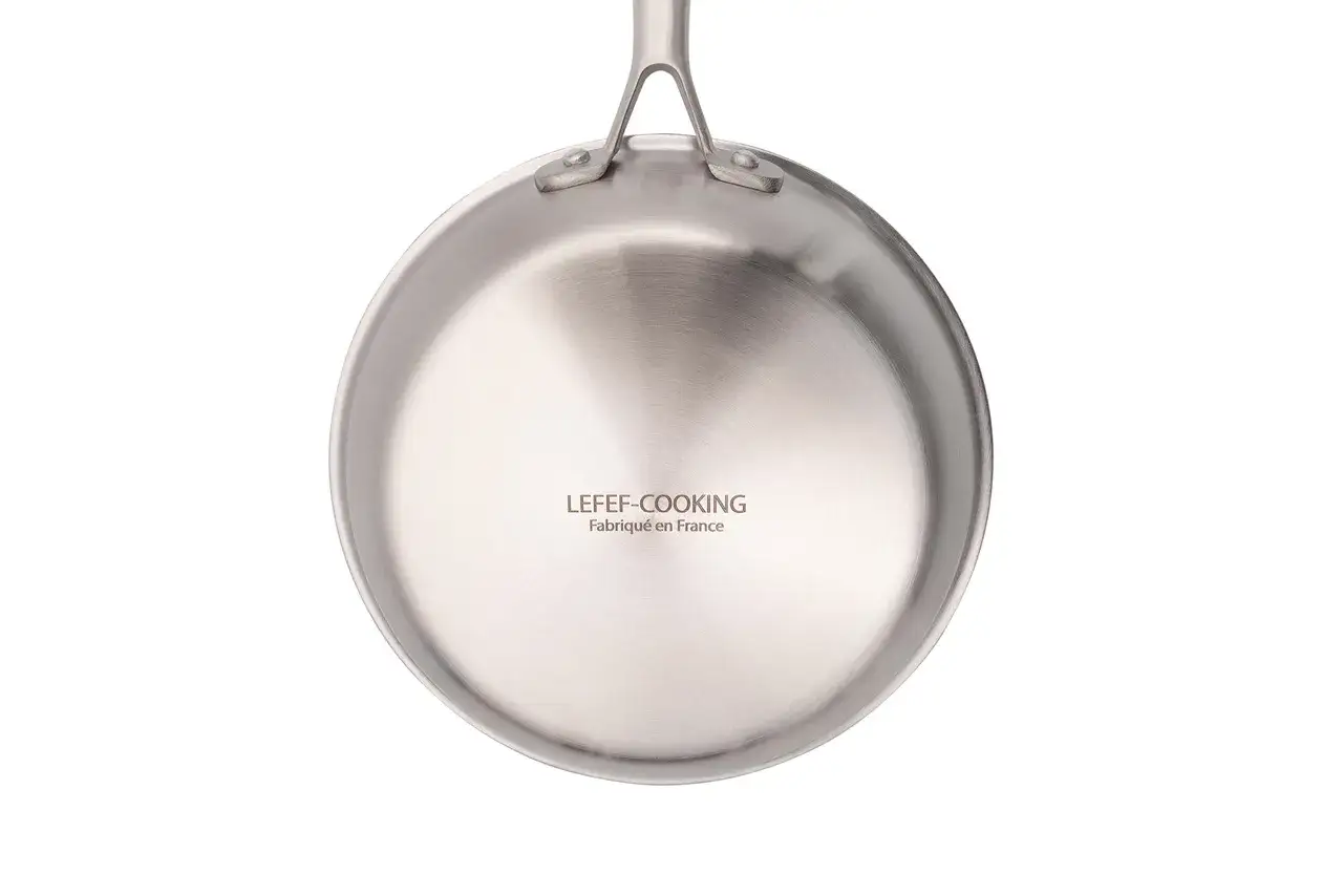 Vue du dessous d'un poêle acier ou inox, marque LEFEF-COOKING, fabriqué en France.