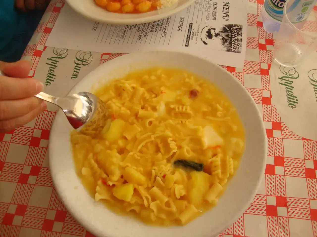 Un piatto fumante di pasta e patate, un classico di Nennella Napoli, pronto per essere gustato.