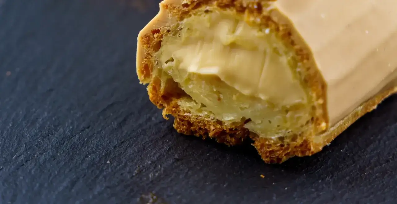 Un &eacute;clair au caf&eacute;, sa p&acirc;te dor&eacute;e craquante et sa cr&egrave;me onctueuse, une gourmandise parfaite pour une pause.