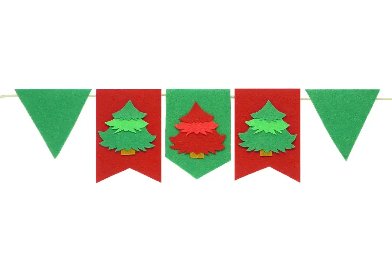 Guirnalda de navidad manualidades con &aacute;rboles de fieltro verde y rojo. &iexcl;Perfecta para decorar tu hogar!