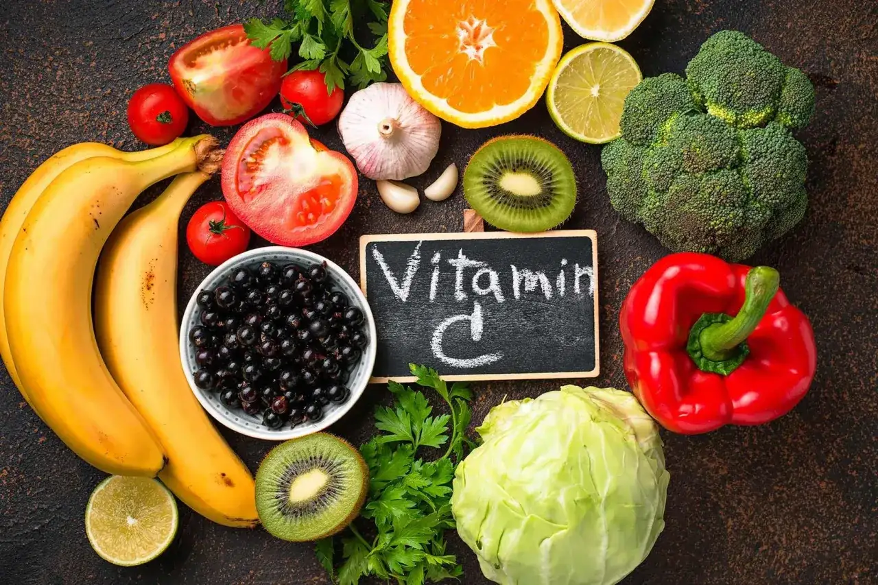 Bananen, Beeren, Kiwi, Orange, Paprika, Brokkoli, Tomaten und Kohl – alles voller Vitamin C für Ihre Gesundheit.