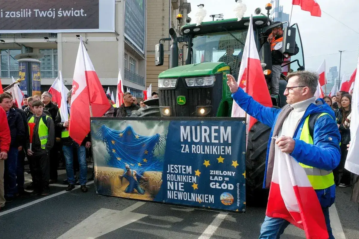 Rolnicy protestują przeciwko zielonemu ładowi. Transparent 
