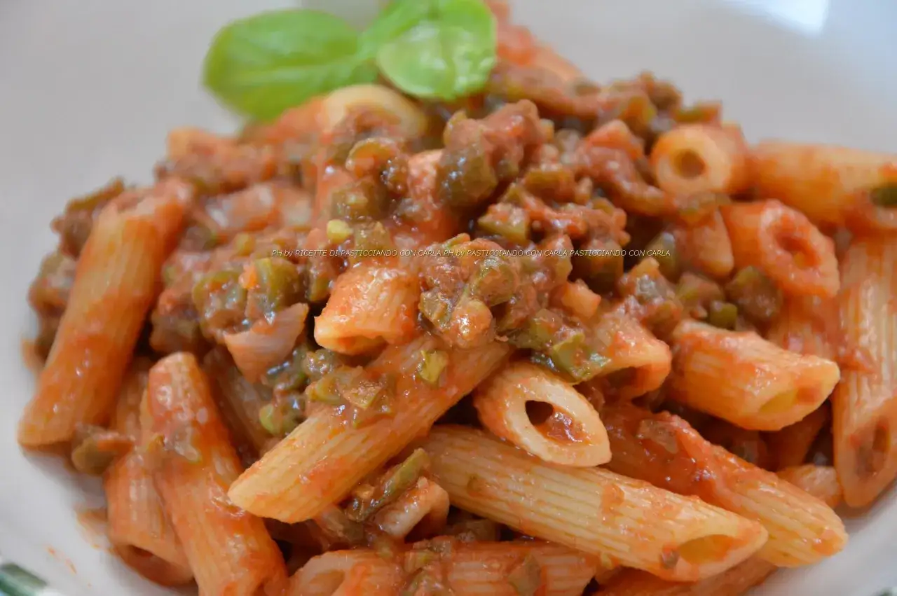 Penne al sugo di pomodoro e verdure, un classico dei sughi per pasta, guarnite con basilico fresco.