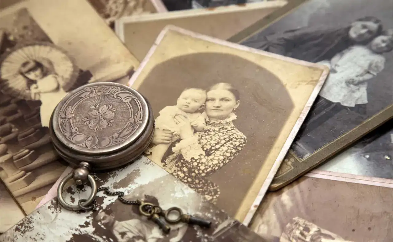 Stare fotografie, zegarek kieszonkowy i kluczyki. Obrazy z przeszłości, które mogą opowiadać o traumie pokoleniowej.