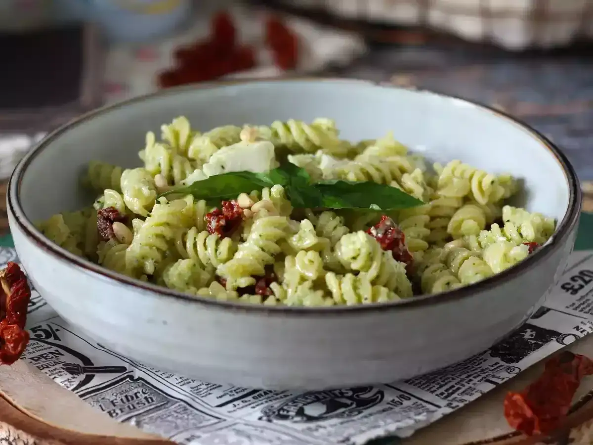 Fusilli al pesto con pomodori secchi e pinoli, un'idea perfetta su cosa mettere nella pasta fredda per un pranzo estivo.
