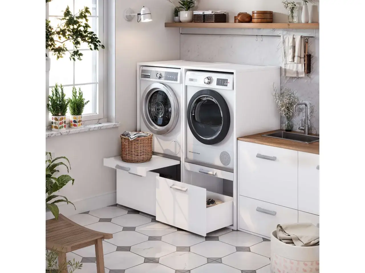 Coin buanderie dans salle de bain avec lave-linge, s&egrave;che-linge, paniers et &eacute;vier.