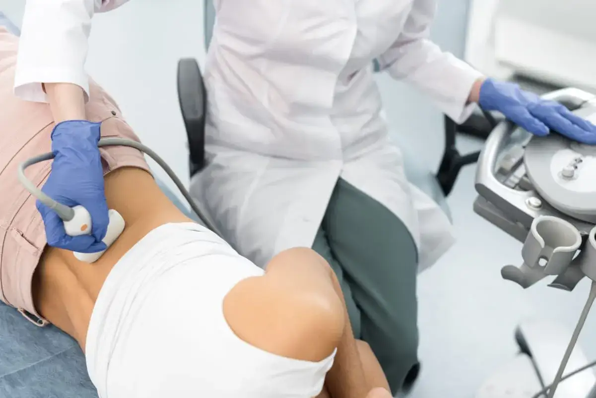 Lekarz wykonuje USG nerek, badanie kluczowe dla diagnostyki.