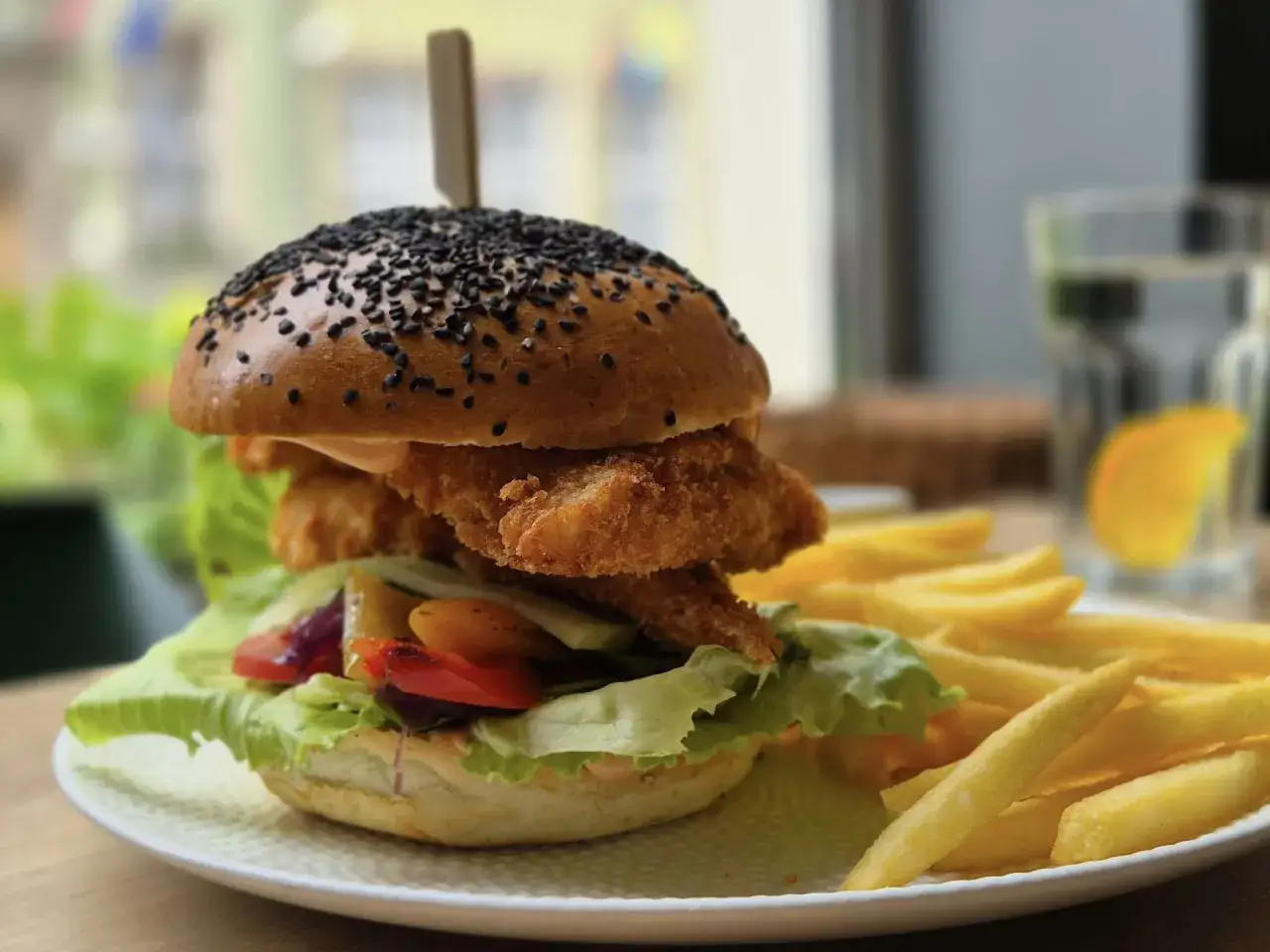 Apetyczny burger z chrupiącym kurczakiem i frytkami, idealny wybór z **gvara menu**.