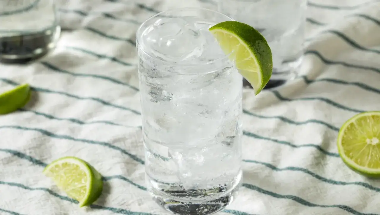 En uppfriskande tequila drink med is och lime, perfekt för en varm sommardag.