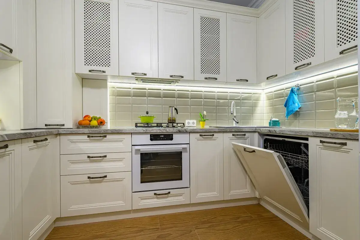 Cocina moderna con lavavajillas integrado. Las medidas lavavajillas son est&aacute;ndar para este modelo.