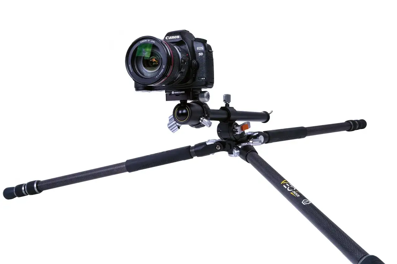 Profesjonalny zestaw fotograficzny z aparatem Canon i głowicą Vanguard. Vanguard to firma znana z wysokiej jakości sprzętu.