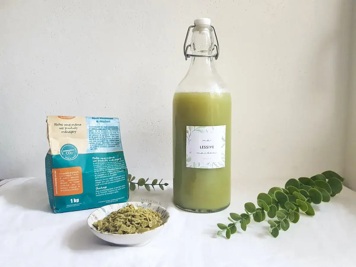 Ingr&eacute;dients pour la meilleure recette lessive maison : percarbonate de soude, savon de Marseille r&acirc;p&eacute;, dans une grande bouteille.